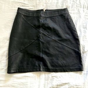 Black leather skirt/ Size S/ zipper in the back